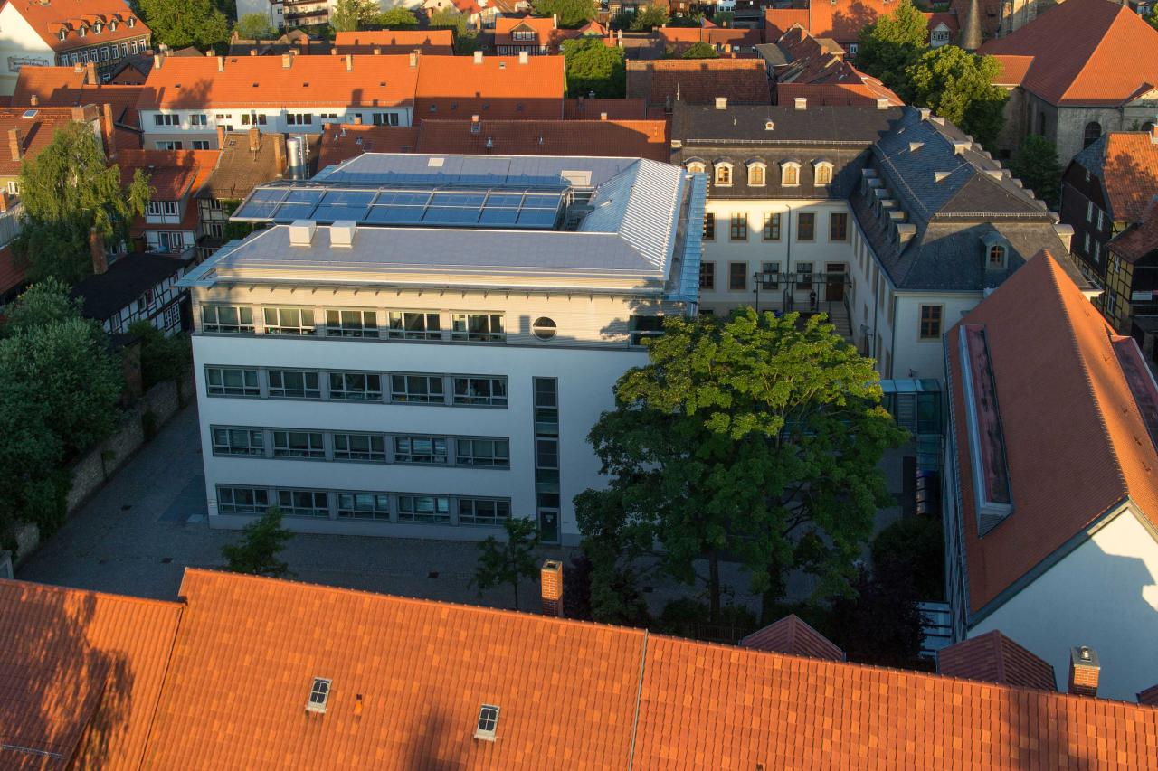 Modernes Gebäude des RKI-Standorts in Wernigerode in Sachsen-Anhalt von oben 